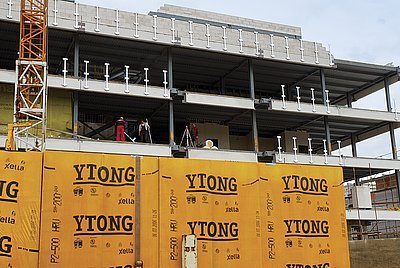Průběh vyzdívky obvodových stěn z pórobetonových tvárnic Ytong na zavěšené panely Hebel