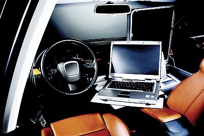 Obr. 7: Praktický Automanager vytvoří pohodlný pracovní stůl v autě, ochrání a bezpečně přepraví notebook, tiskárnu, vzorky atd