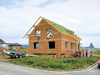 Typický pohled na česká staveniště rodinných domů, kde systémy zdění z cihel pro svou všestrannost, dostupnost, tepelné vlastnosti a snadnou a rychlou výstavbu patří k nejvíce oblíbeným.