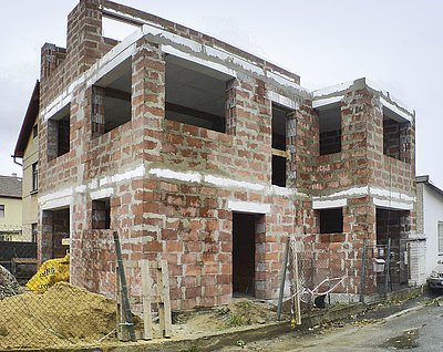 Obvodové a stropní konstrukce z bloků GT Hotblock a systému polystyrenových stropních panelů JS1. Vyteklá pojivová hmota ze spár mezi bloky a rozetřená po ploše, nemá žádný vliv na výborné tepelné a akustické vlastnosti nové stavby