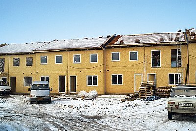 Hrubá stavba řadových domů z  desek OSB