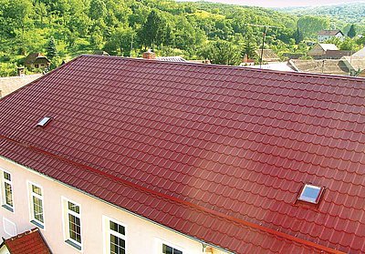 Krytina ROVA MEGA vytváří vzhled střechy velmi podobný klasickým páleným taškám