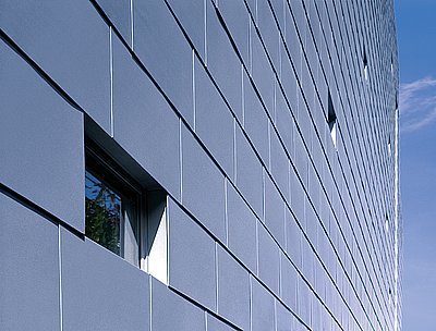 Plech se významně uplatňuje v architektuře fasád velkých administrativních a průmyslových budov. Foto Rheinzink.