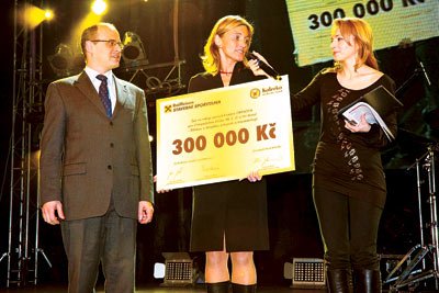 Linda Rybová, členka správní rady Nadačního fondu Kolečko, předává šek představiteli Ortopedické kliniky a Fakultní nemocnice v Motole