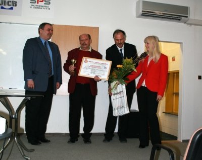 Obr. 7: Klimatizační jednotka split „Ururu Sarara“, společnosti Daikin Airconditioning Central Europe byla oceněna Cenou Národního stavebního centra, ocenění převzal zástupce společnosti František Meitner.