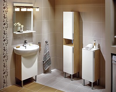 Kombinace keramiky s koupelnovými skříňkami dovoluje udržet pořádek v koupelně