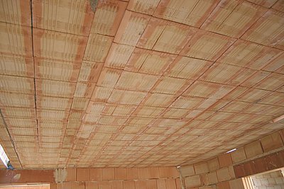 Celokeramický podhled stropu z panelů HELUZ