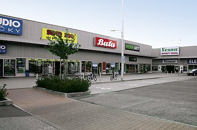 Z realizovaných zakázek lze jmenovat obchodní dům TESCO Hradec Králové 3. etapa. Vstup do obchodních jednotek