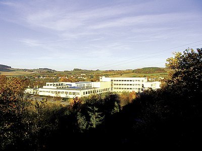 Areál Vysší odborné školy a Střední průmyslové školy ve Volyni je zasazen do pohledné venkovské jihočeské krajiny