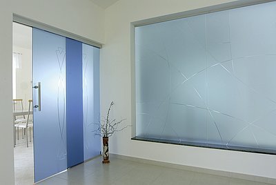 Jednokřídlé dveře posuvné na boční světlík, sklo Satináto modré v kombinaci s fixní stěnou