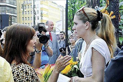 Kurátorka výstavy Olga Menzelová Kelymanová spolu s moderátorkou vernisáže Ljubou Krbovou