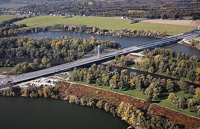 Zavěšený most na D47 přes řeku Odru a Antošovické jezero v Ostravě