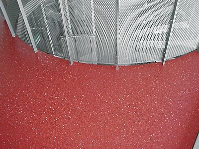 Detailní záběr na již položenou podlahovou krytinu PVC Objectfloor v místech zábradl