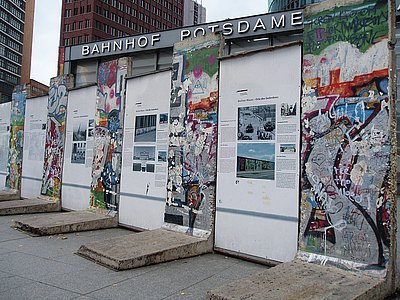 Obr. 10: Pozůstatky Berlínské zdi na Postupimském náměstí