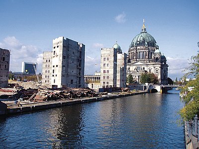 Obr. 11: Likvidace panelových domů před Berlínskou katedrálou