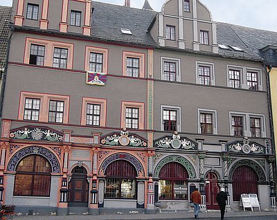 Obr. 3: Dům na náměstí ve Výmaru s pamětní deskou na pobyt L. Cranacha st.