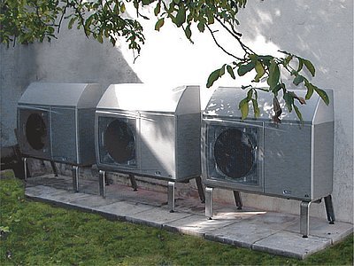 Kaskáda tří tepelných čerpadel Regulus CTC Eco Air 111 instalovaná na faře v Kostelci nad Černými lesy