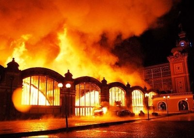 Obr. 1: Pohled na hořící levé křídlo Průmyslového paláce. Foto HZS, Převzato z Novinky.cz.