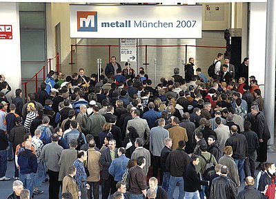 Typický pohled na vstup do výstaviště před otevírací dobou (veletrh metall Mnichov 2007)