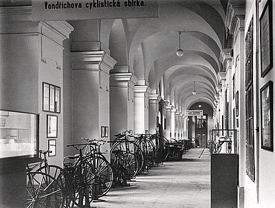 Vondřichova cyklistická sbírka v pražské Invalidovně po roce 1942