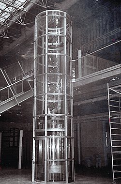 Ocelová konstrukce pro výtahovou šachtu, kterou je možno vidět v bývalé celnici v Praze