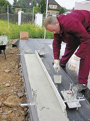 Příprava maltového lože pro první vrstvu
broušených cihel