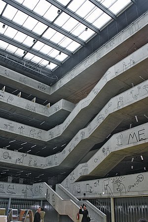 Prosklené atrium s neobvyklými
ilustracemi