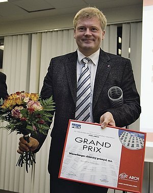 Za společnost Wienerberger cihlářský průmysl převzal ocenění Ing. Roman Busta, ředitel prodeje a marketingu