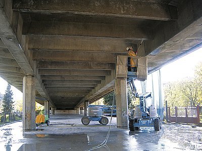 Tryskání podhledu estakády ve Valašském Meziříčí