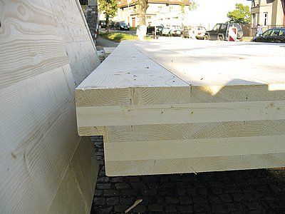 Detail masívní panelové konstrukce z lepeného dřeva