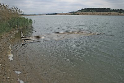 Obr. 2: Jižní jezero písníku. Pohled k východu.