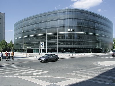 NTK z rohu Technické a Studentské ulice, nechybí ani kóty udávající výšku a obvod budovy