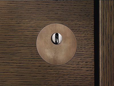Obr. 4: Zapuštěná bezpečnostní rozeta pro vstupní dveře z masivního bronzu
