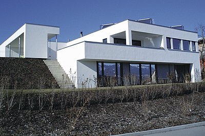 Rodinný dům s plochou střechou ve Švýcarsku