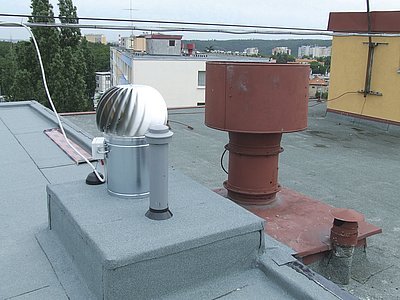 Hybridní ventilátor HV14 vlevo a původní ventilační turbina vpravo