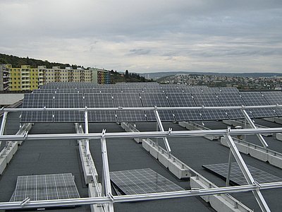 Fotovoltaické panely jsou upevněné na betonových patkách a hliníkové konstrukci
s průběžným vedením profilů, která dobře eliminuje síly větru především proti převrácení