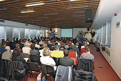 Přednáškový sál konference Dřevostavby v praxi 3 s přibližně 200 účastníky