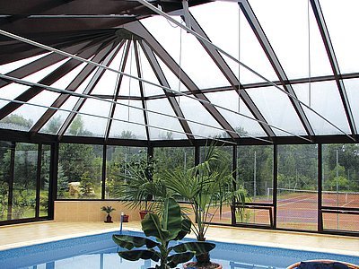 Pro vlhké prostory krytých bazénů nebo skleníků jsou nejvhodnější konstrukce
z hliníku, plastu nebo oceli s polyetylovým povrchem
