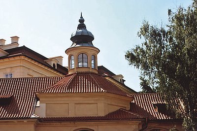 Dalším oceněním práce firmy KROLAN s.r.o. – stavební klempířství bylo druhé místo v kategorii Historické budovy za rekonstrukcí střechy Italského velvyslanectví v Praze