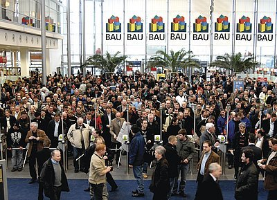 Pohled do vstupní/výstupní haly WEST ráno před otevřením turniketů.