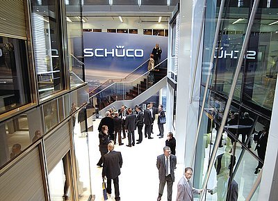 Pod heslem Schüco 2€ Concept představila firma Schüco inteligentní inovace obálky budov, které se zaměřily na úsporu energie a ochranu klimatu při výstavbě.