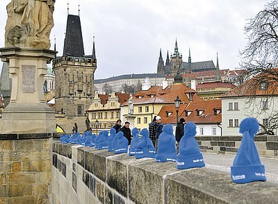 ... a modré zimní kulíšky již od ranních hodin pokrývaly různé pražské objekty