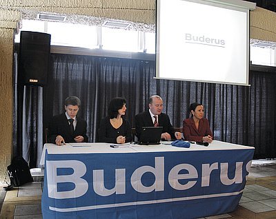 Z vedení firmy Obchodní divize Buderus (zleva) Ing. Jiří Plaček, technická podpora, Helmut Weinwurm, jednatel společnosti Bosch Termotechnika s.r.o., vedle něj sedí překladatelka, a zcela vpravo Klára Rylichová, marketingová manažerka