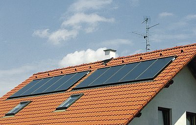Ukázka solárních kolektorů integrovaných do střešní krytiny
