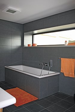 Při prohlídce koupelny bylo opět možno obdivovat jednoduché linie spojené s vkusně laděnými barvami