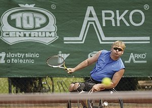 Součástí podpory, kterou TOP CENTRUM směřuje postiženým spoluobčanům včetně dětí, je například podpora Českého tenisového svazu vozíčkářů