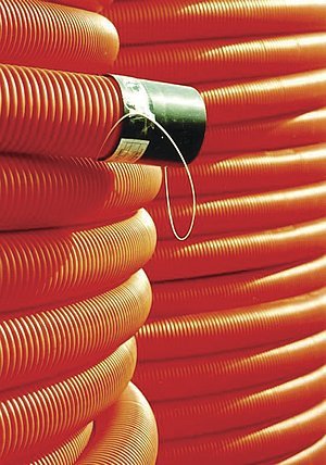 Hladké a korugované chráničky slouží jako mechanická ochrana optických a metalických kabelů