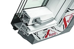Příčný řez nízkoenergetickým oknem Designo (trojité zasklení se samočistící vrstvou Aquaclear, zateplovací blok ze dvou částí, límec fólie pro napojení na parotěsnou zábranu)