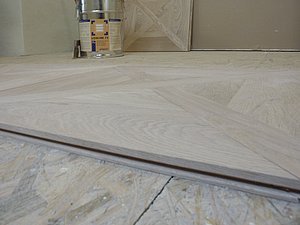 Pro lepení dřevěných podlah bylo použito osvědčené lepidlo UZIN MK 73