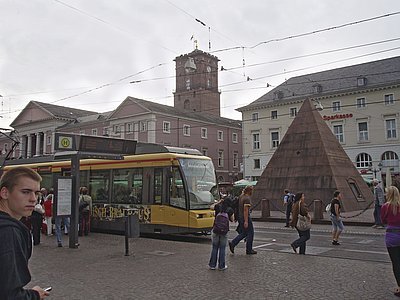 Obr.1: Karlsruhe, náměstí s radnicí a náhrobkem zakladatele města